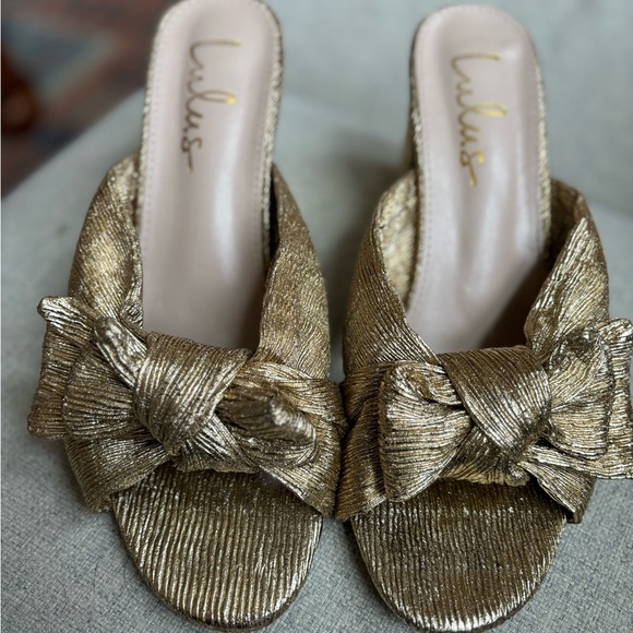 Lulu’s Adorable Gold Bow Heels - Picture 1 of 5